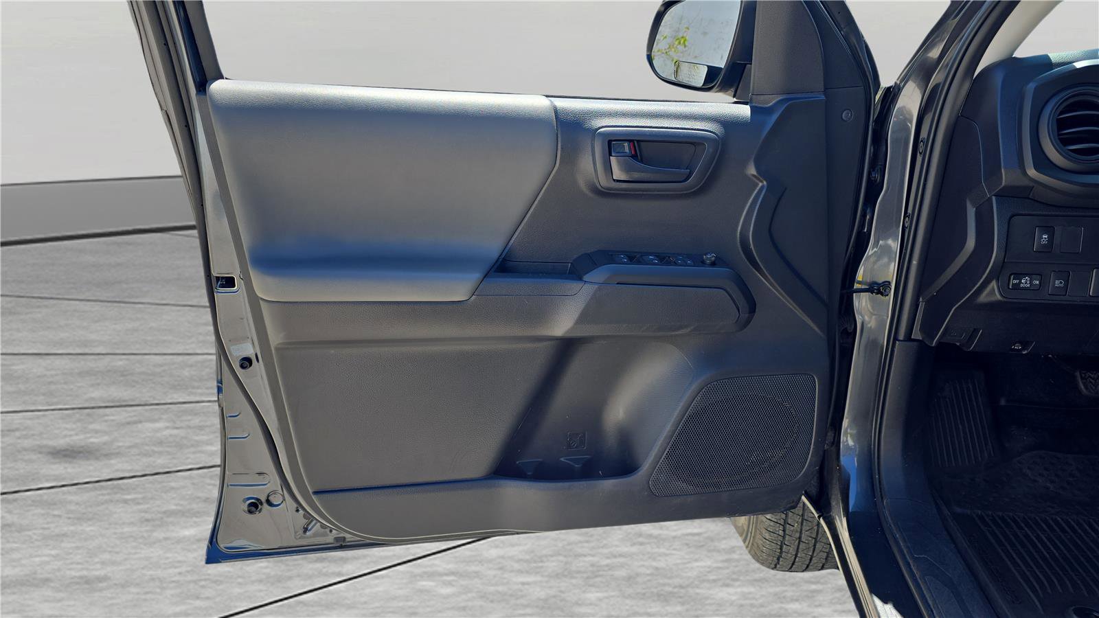 Used 2023 Toyota Tacoma SR AWD/4WD image 12
