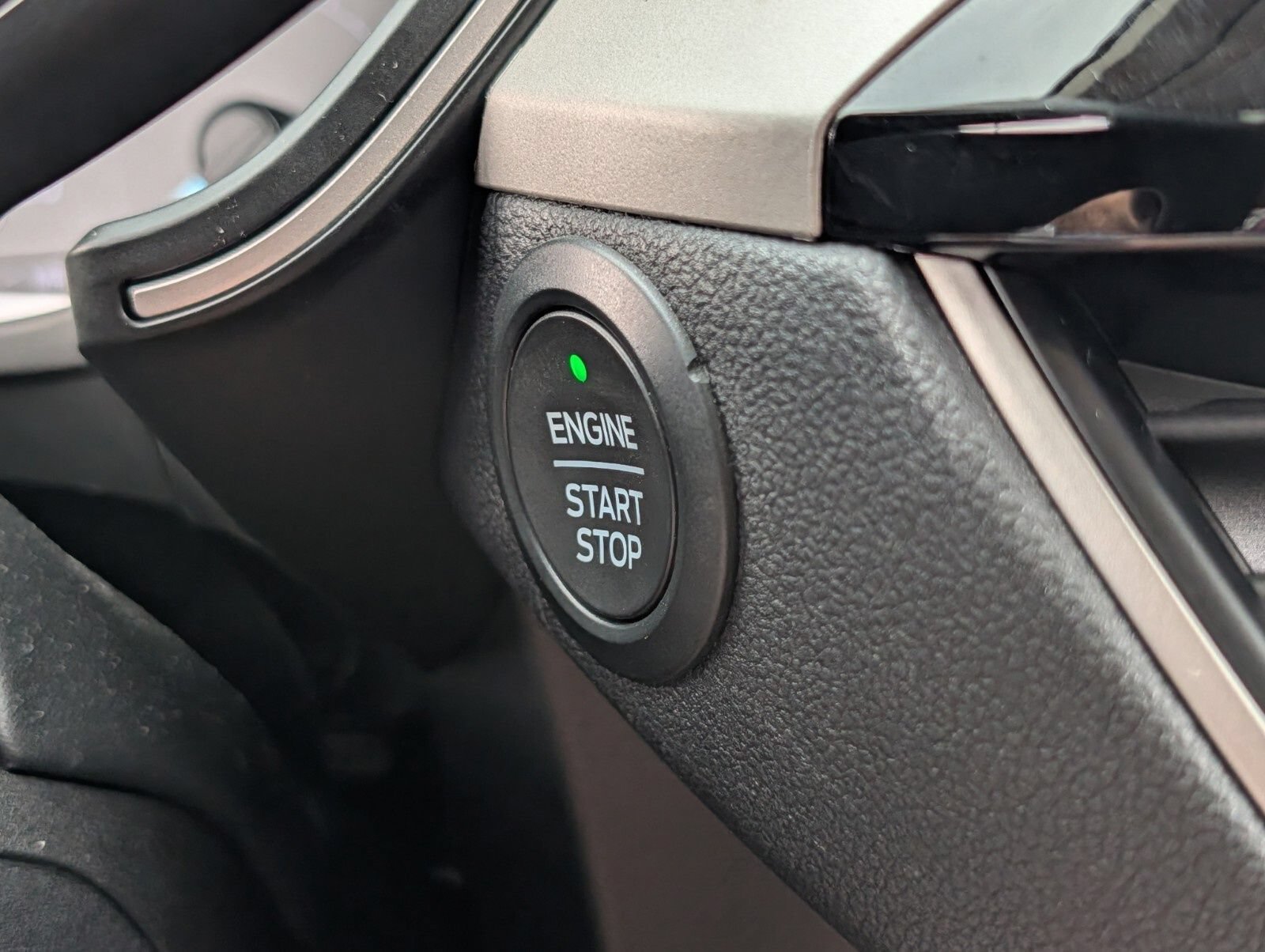 Used 2020 Ford Escape SE FWD image 9