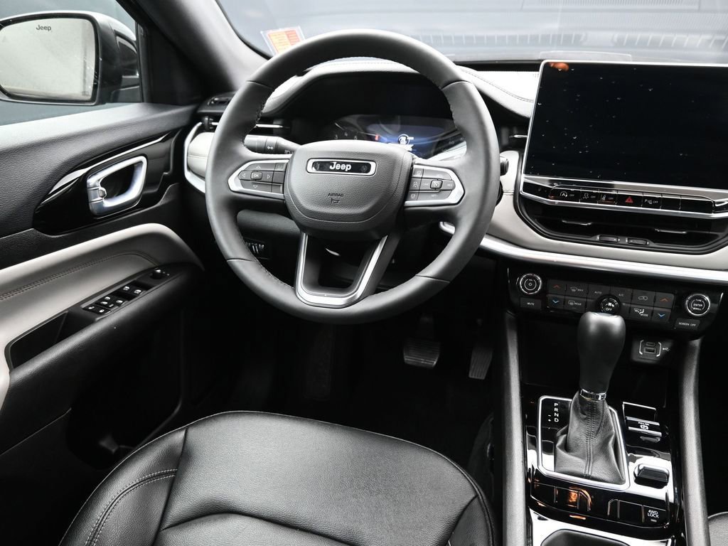 Used 2025 Jeep Compass Limited AWD/4WD image 12