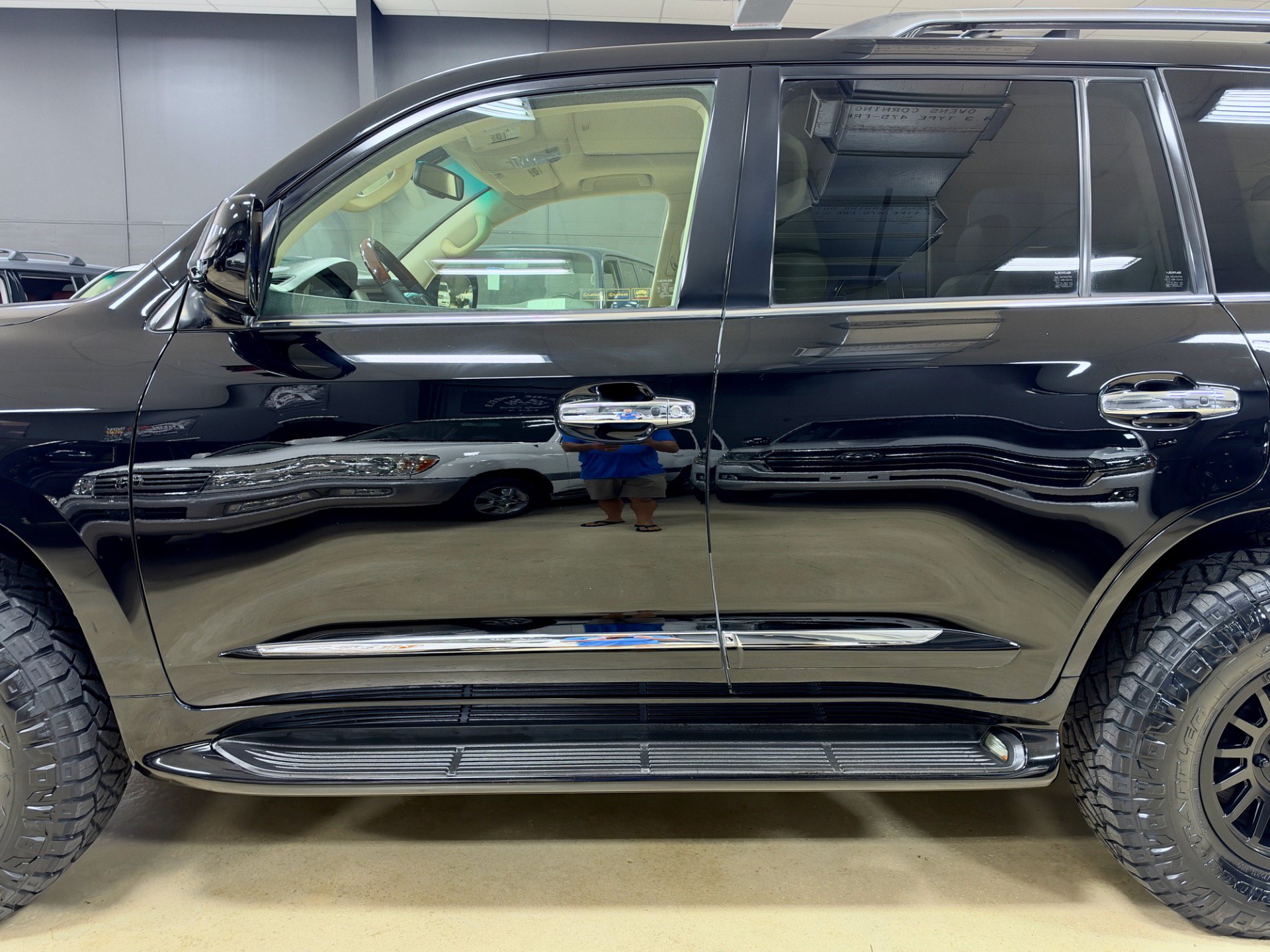 Used 2009 Lexus LX 570 4WD w/ Preferred Accessory Pkg image 12