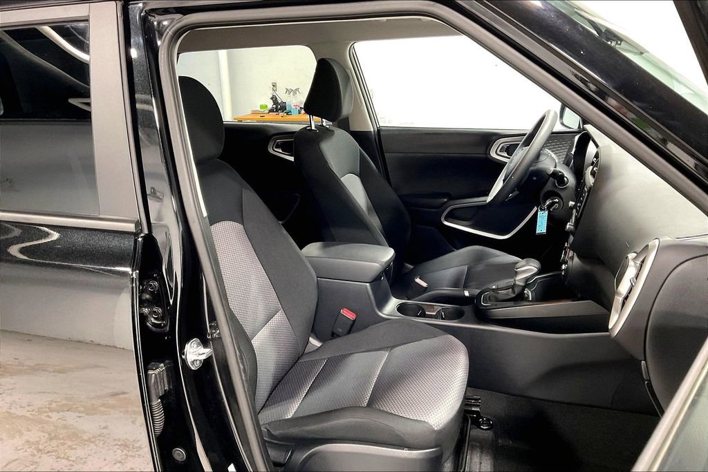 Used 2025 Kia Soul LX FWD image 10