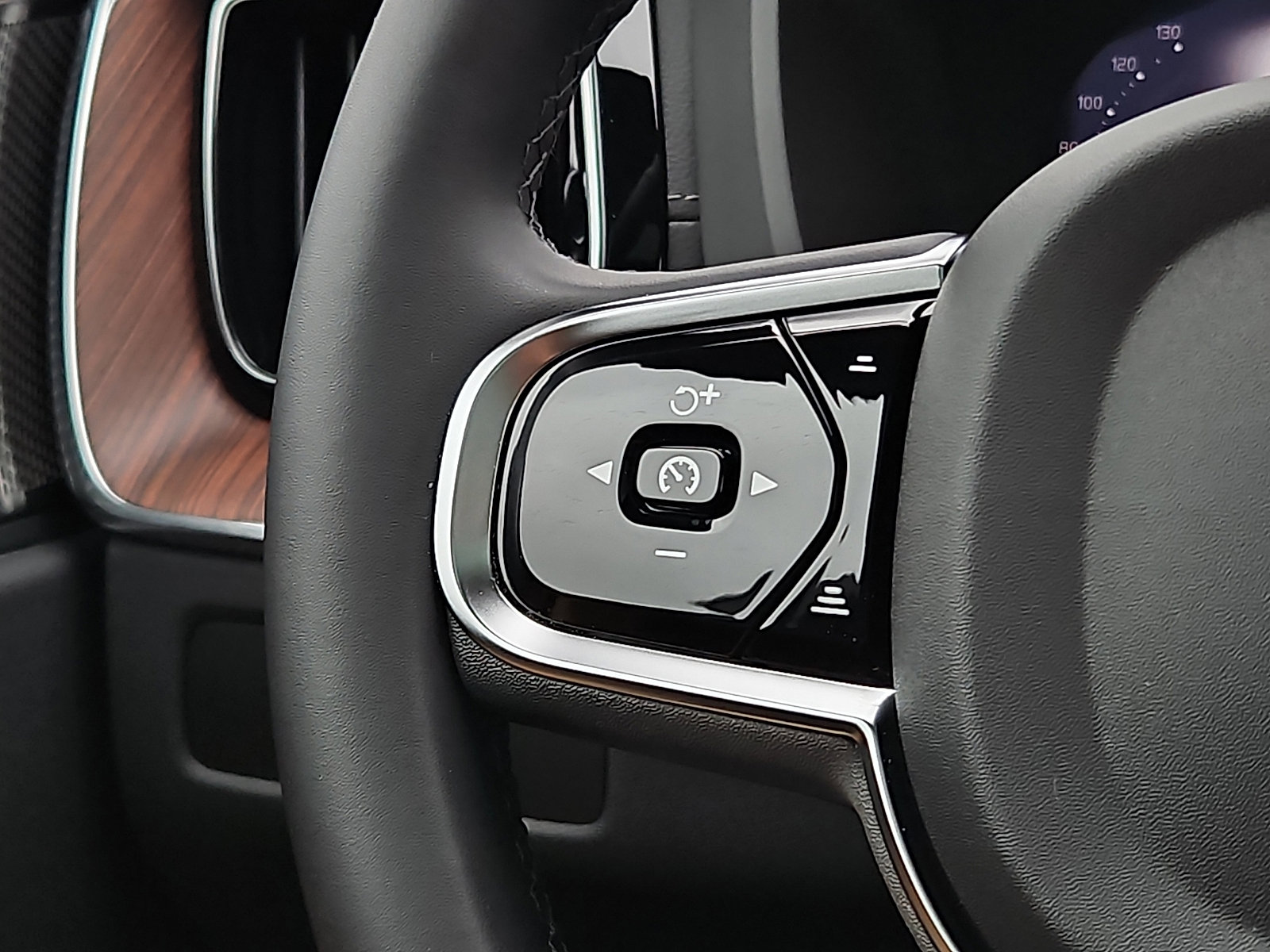 Certified 2024 Volvo XC60 B5 Ultimate w/ Climate Package image 21