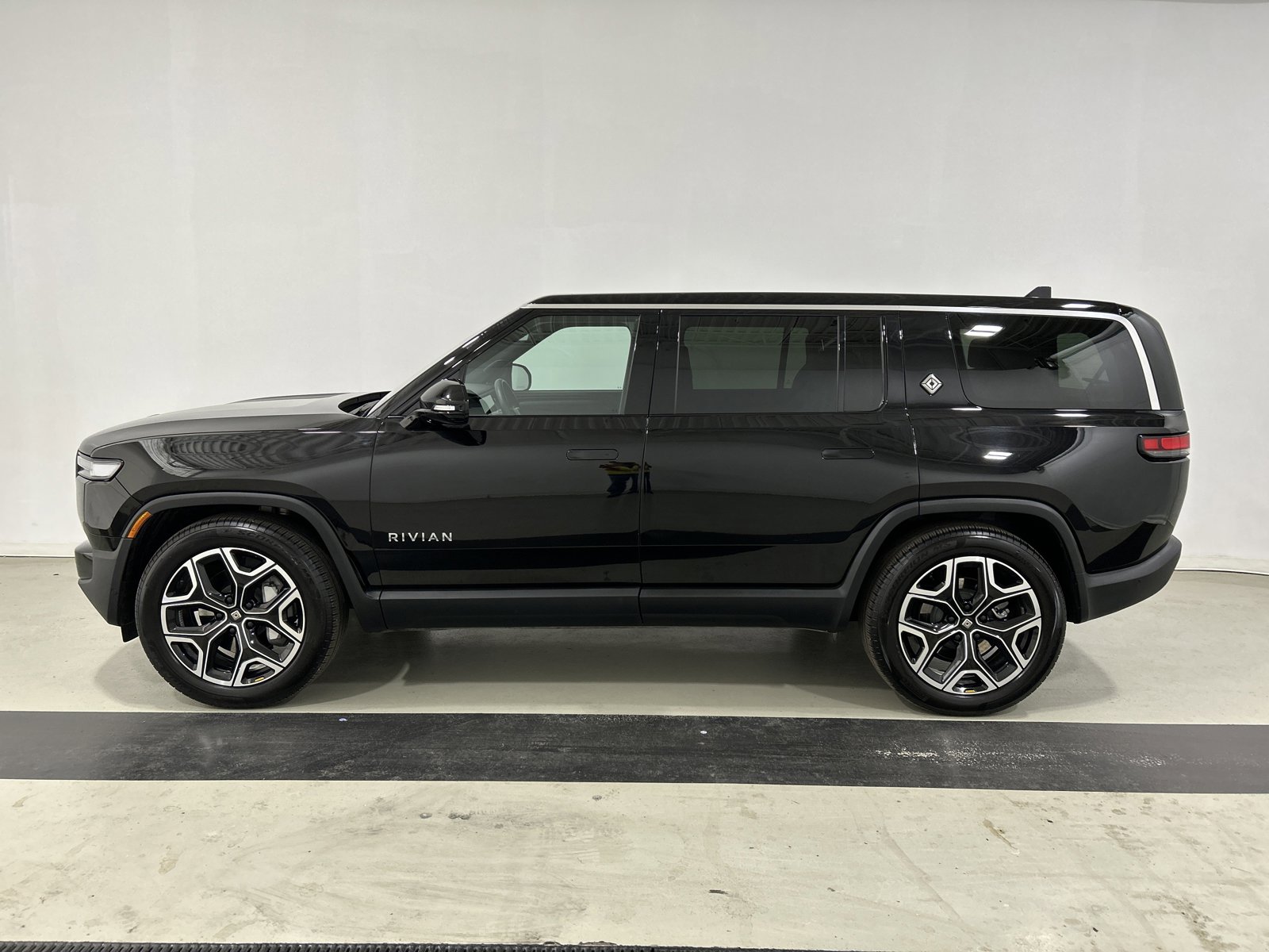 Used 2025 Rivian R1S Adventure image 2