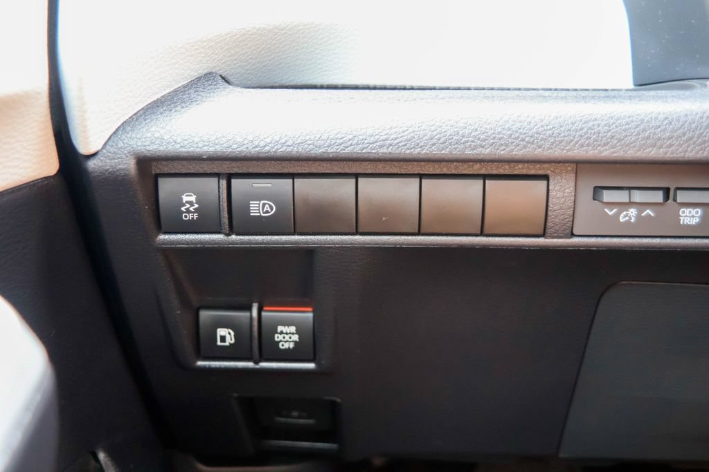 Used 2026 Toyota Sienna LE FWD image 21