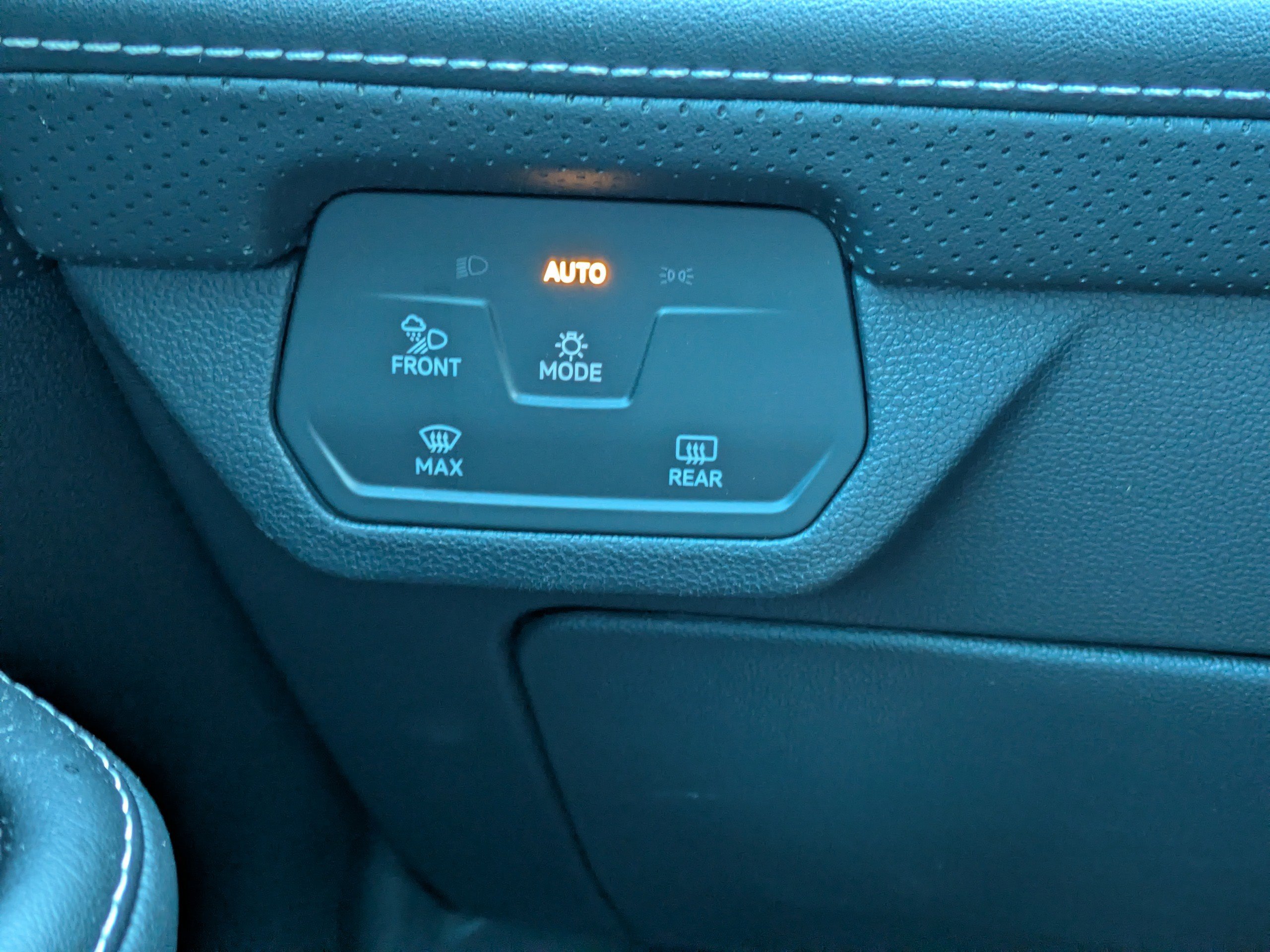 Used 2024 Volkswagen Atlas Cross Sport SE w/ Panoramic Sunroof Package FWD image 28