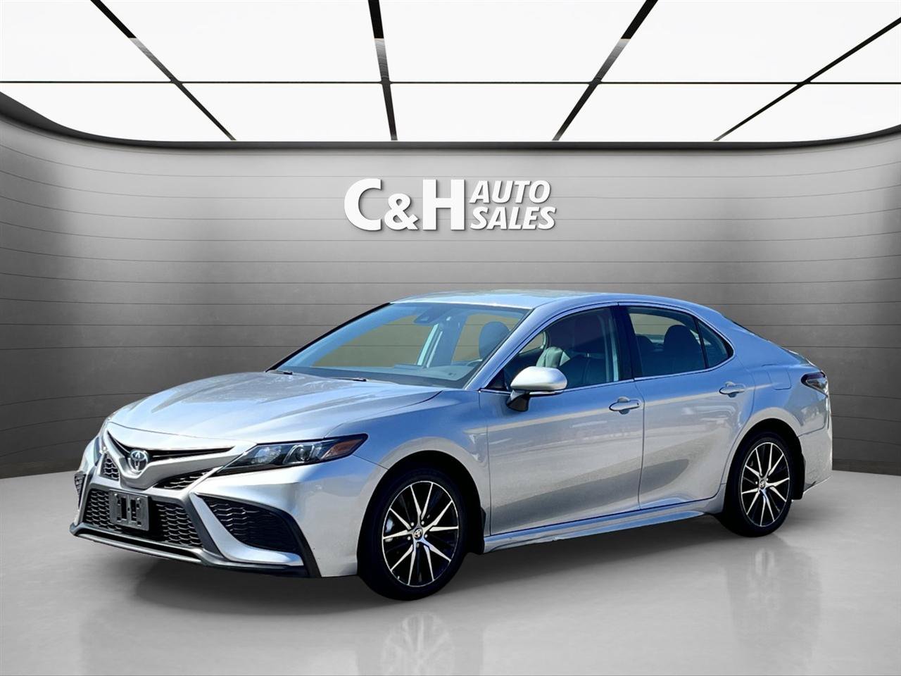 Used 2024 Toyota Camry SE w/ Cold Weather Package