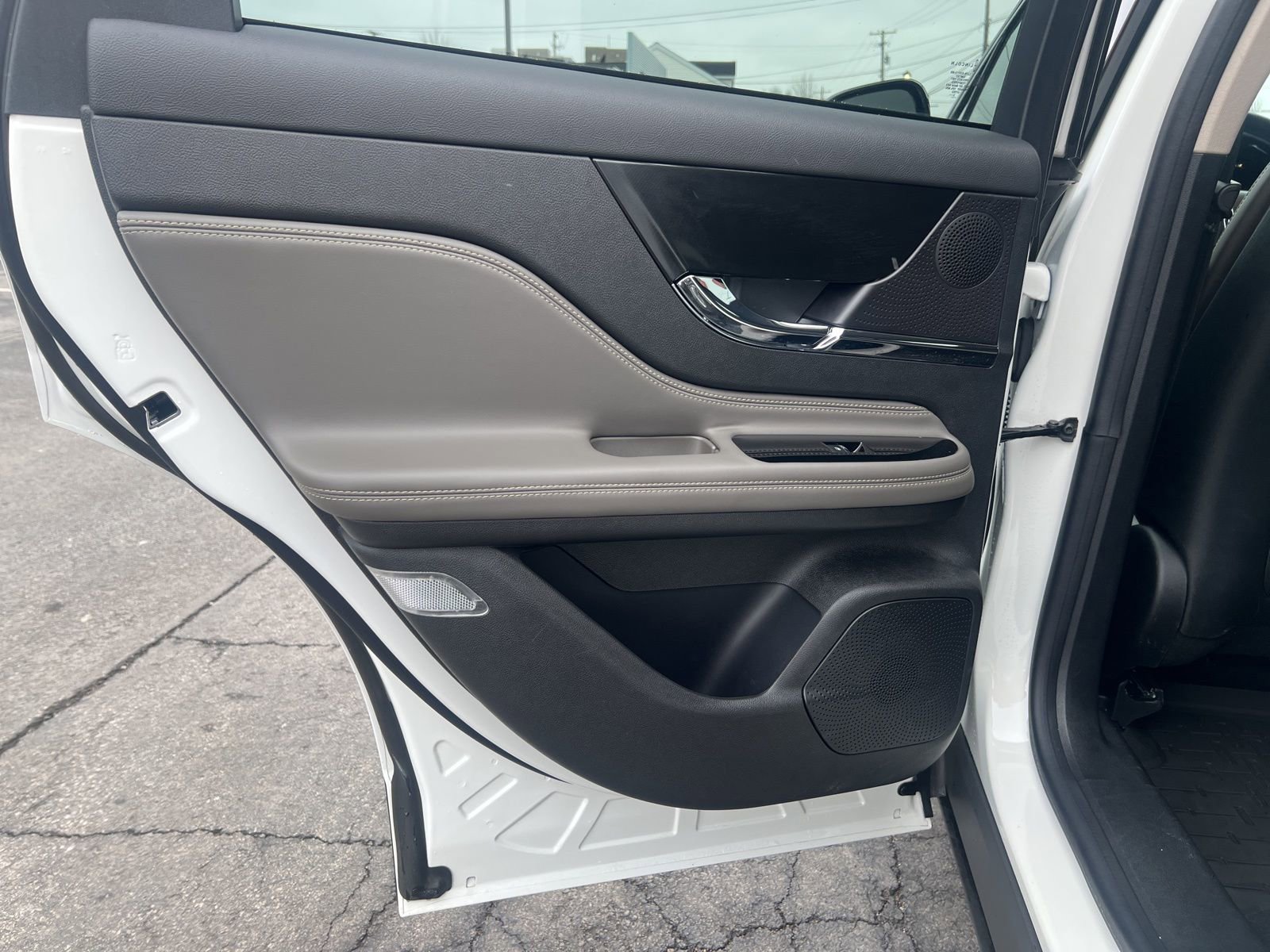 Used 2023 Lincoln Corsair Reserve w/ Rear Removable Package Tray image 22