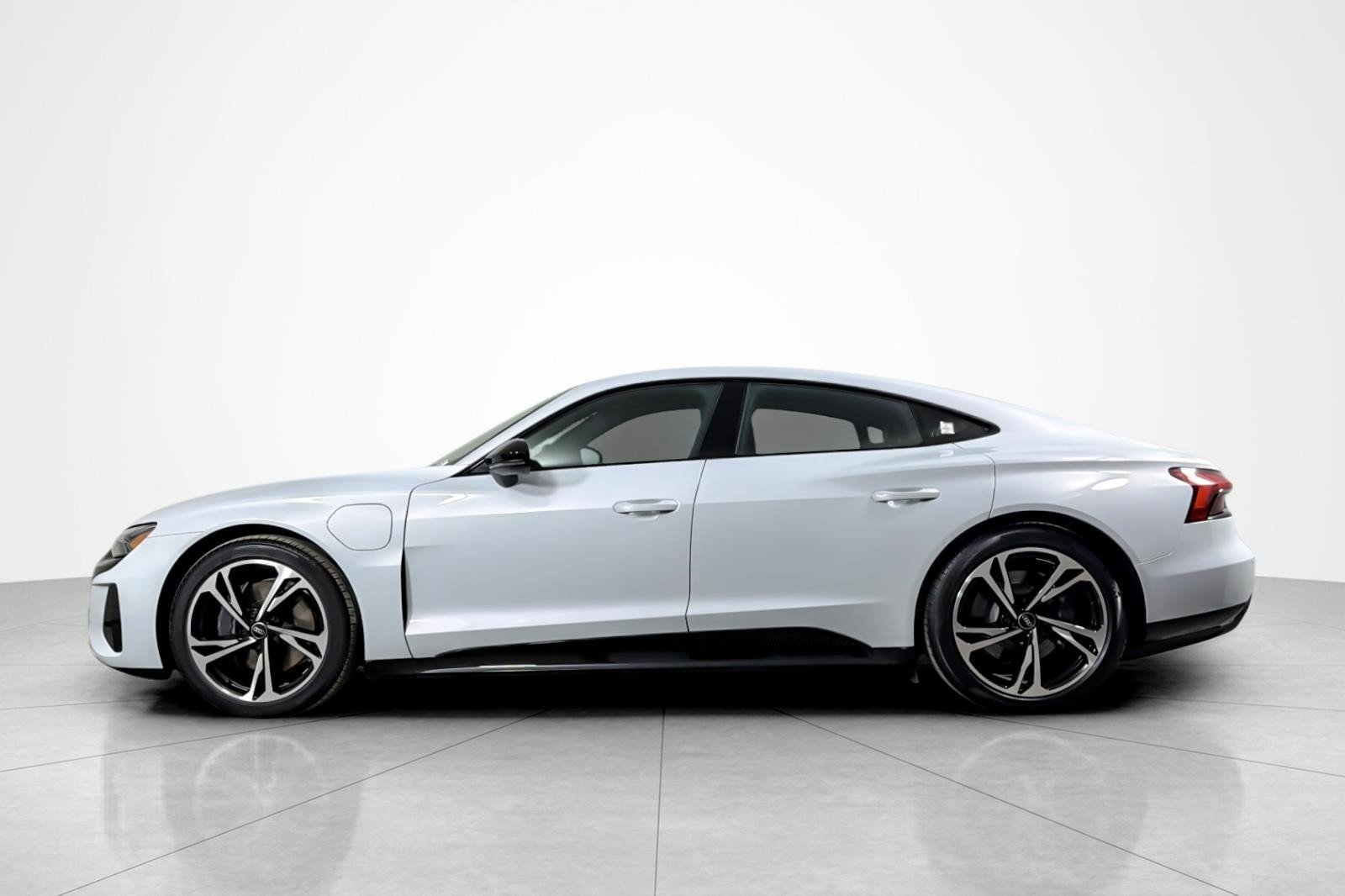 Used 2024 Audi e-tron GT Premium Plus image 2