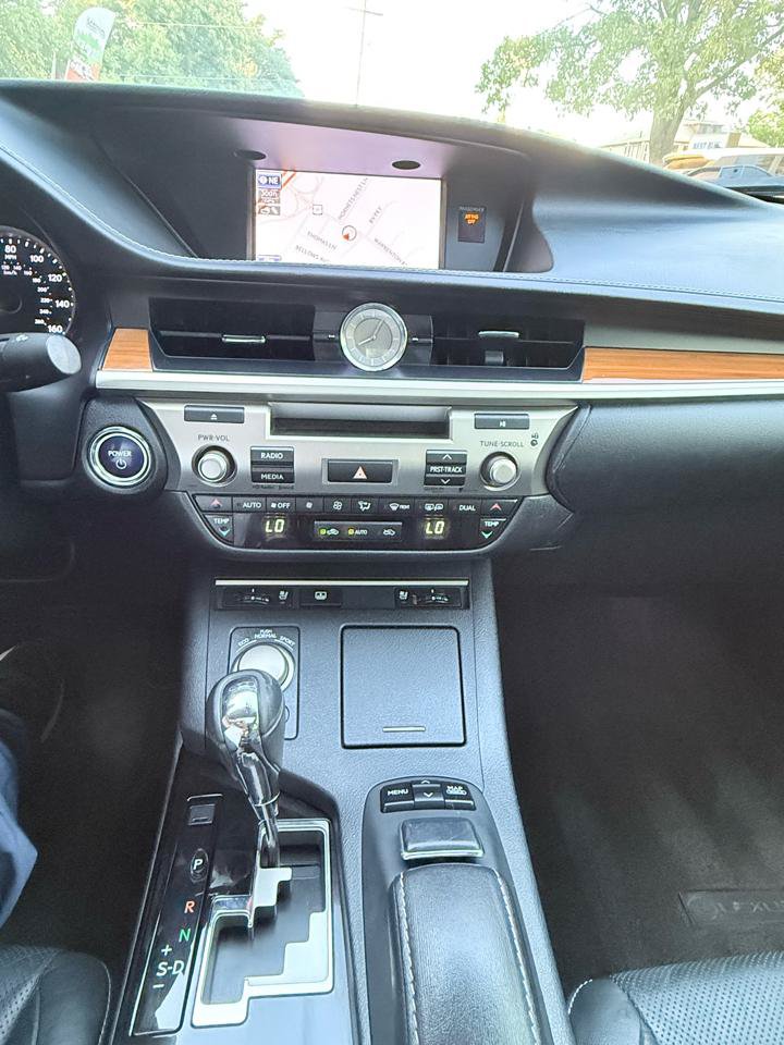 Used 2013 Lexus ES 300h w/ Luxury Pkg FWD image 24