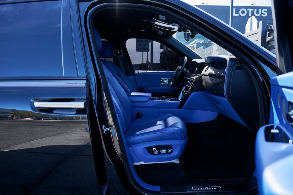 Used 2021 Rolls-Royce Cullinan Black Badge image 28