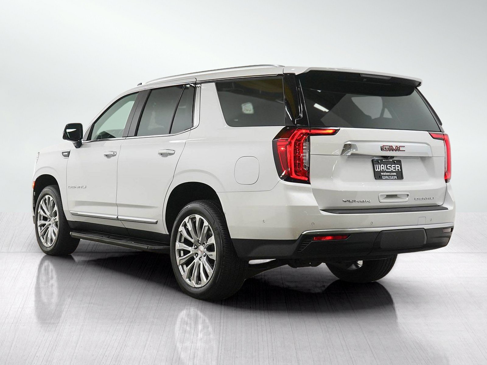 Used 2024 GMC Yukon Denali w/ Advanced Technology Package AWD/4WD image 3