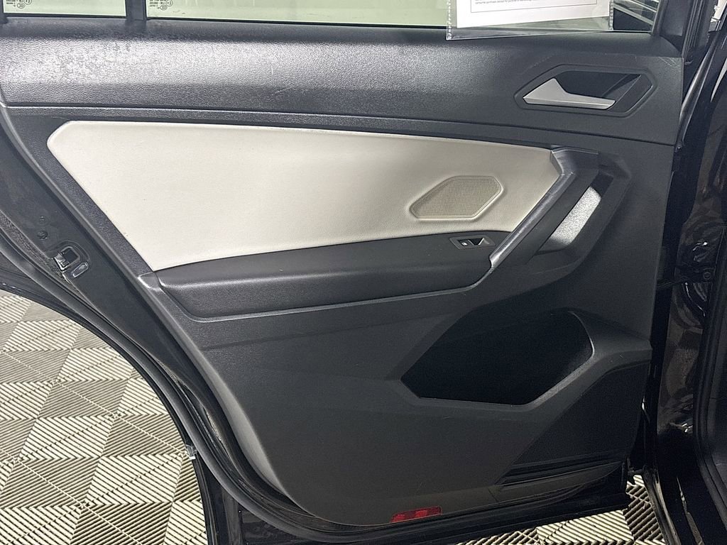 Used 2021 Volkswagen Tiguan SE image 18