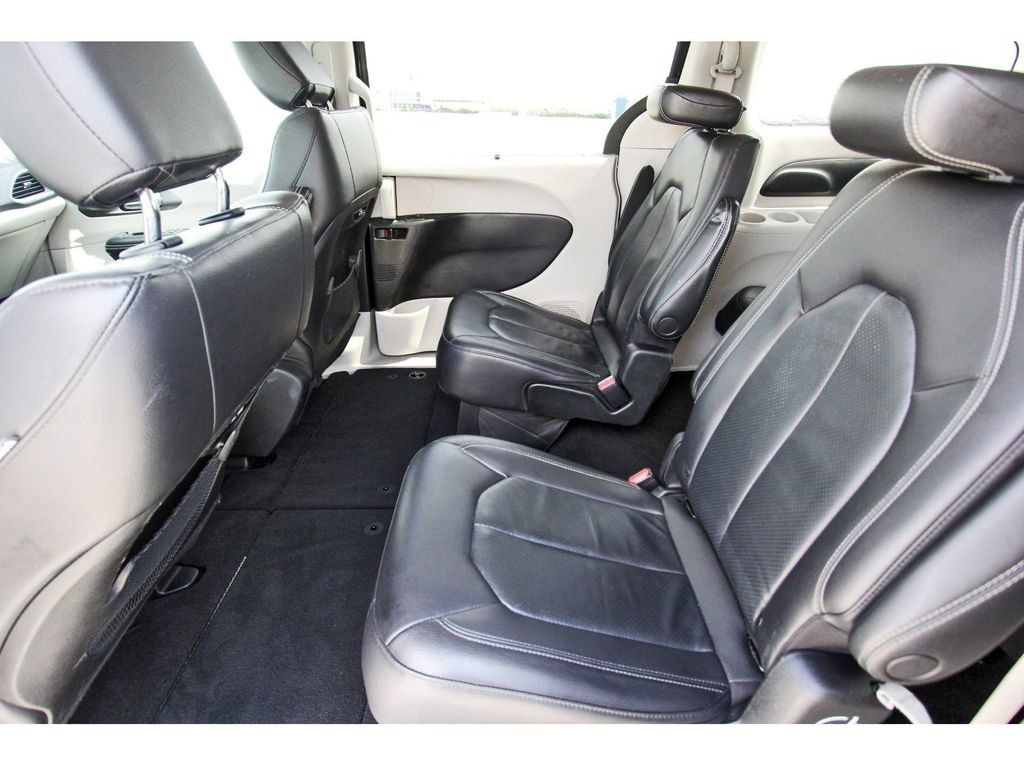 Used 2022 Chrysler Pacifica Touring-L image 7