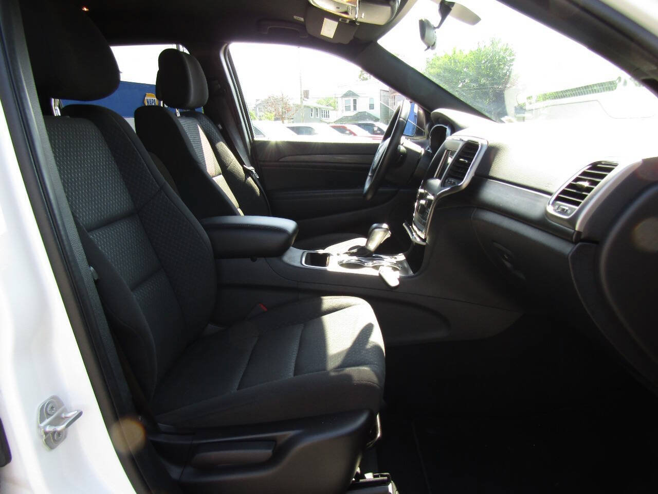 Used 2021 Jeep Grand Cherokee Laredo AWD/4WD image 24