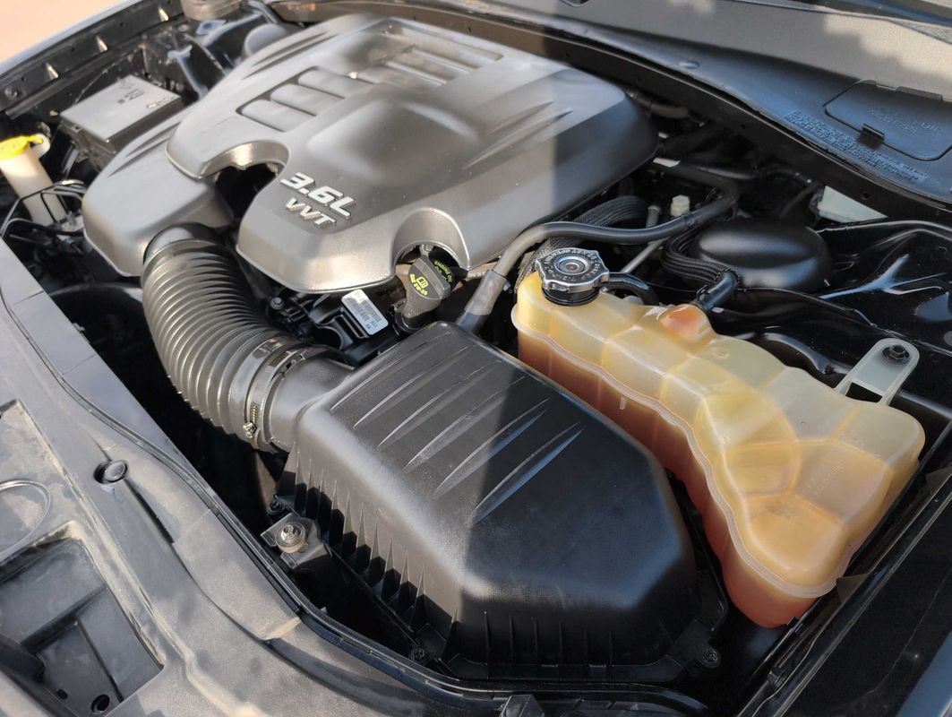 Used 2017 Chrysler 300 C RWD image 38