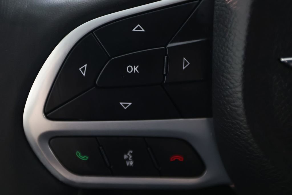 Used 2024 Chrysler Pacifica Select image 24