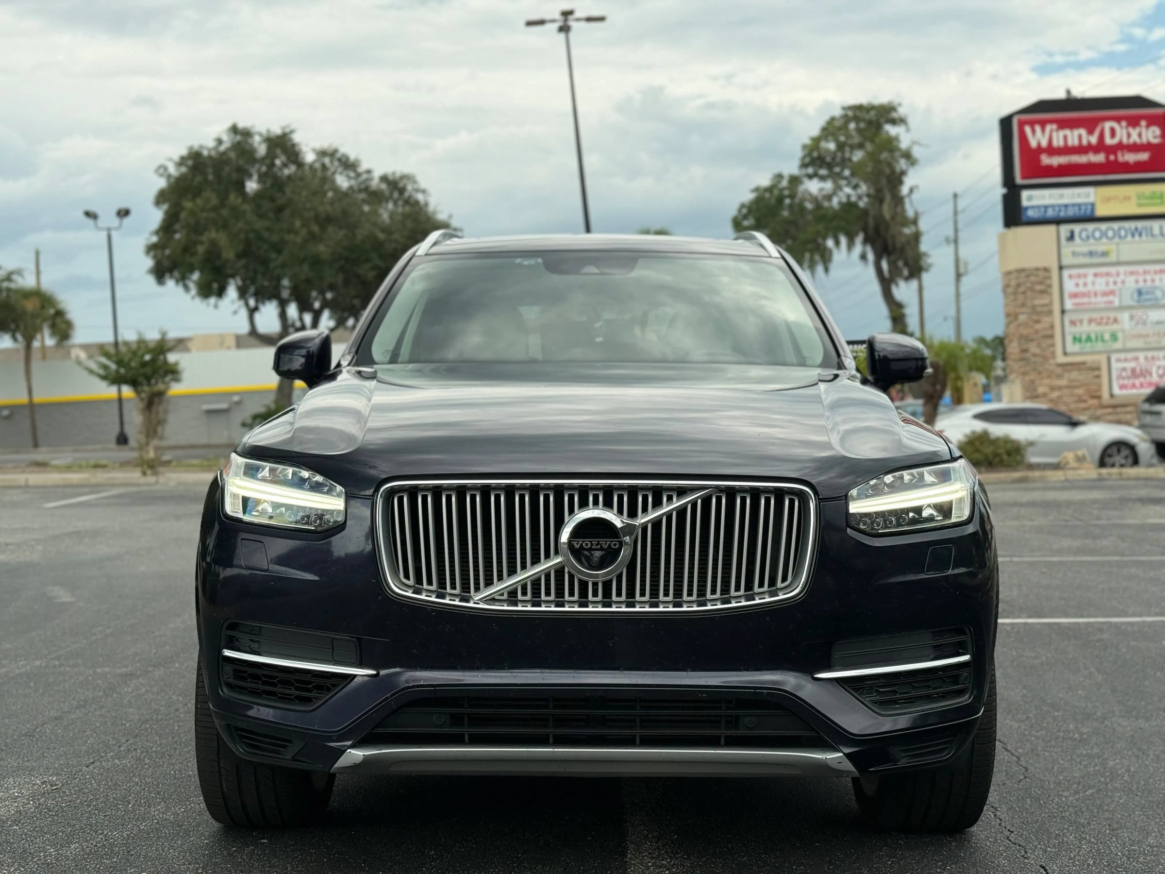 Used 2017 Volvo XC90 T8 Inscription w/ Vision Package AWD/4WD image 2