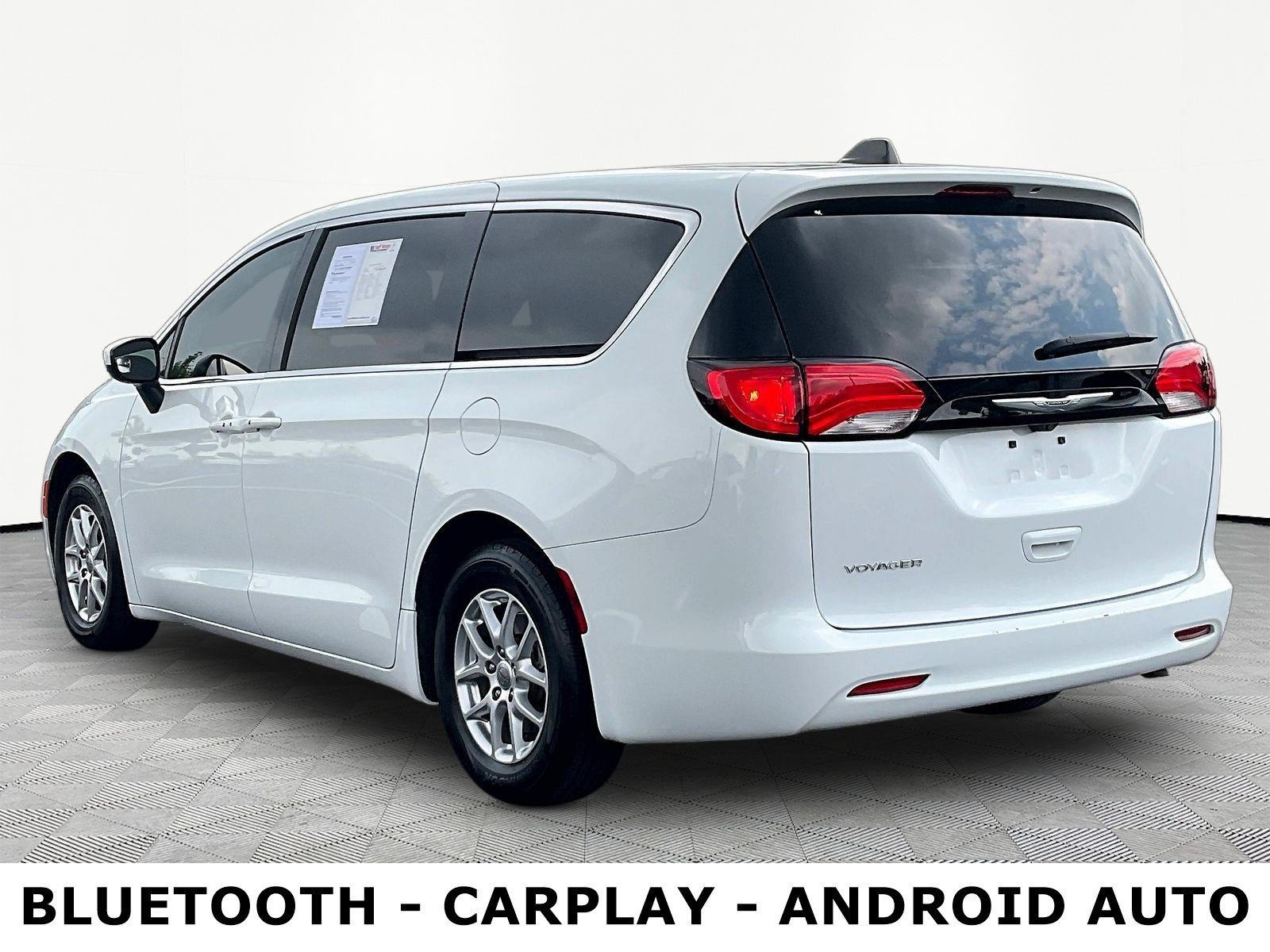 Used 2023 Chrysler Voyager LX FWD image 4