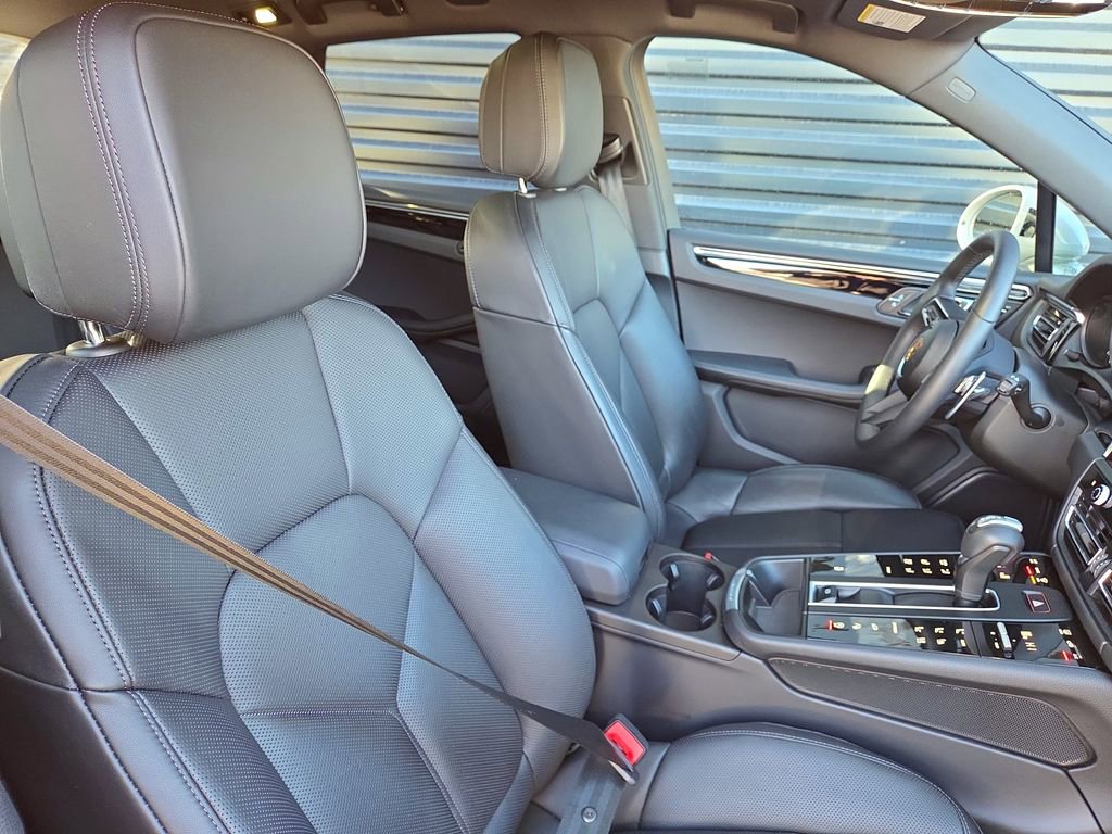 Certified 2025 Porsche Macan image 19