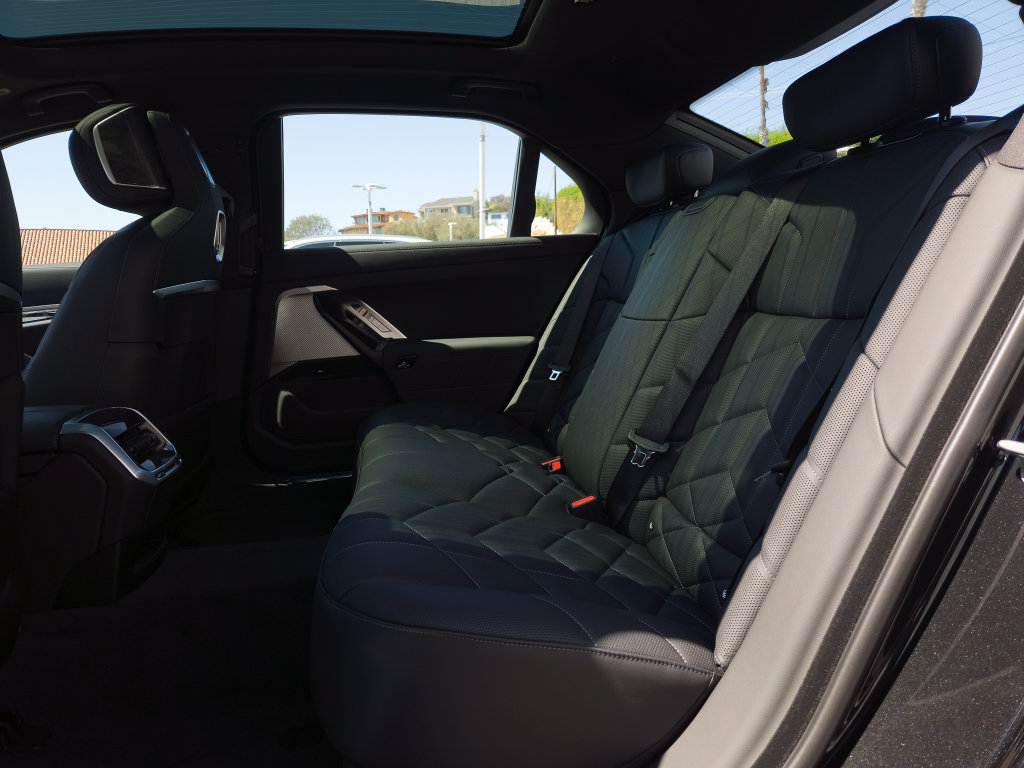 New 2026 BMW 750e xDrive w/ Premium Package AWD/4WD image 8