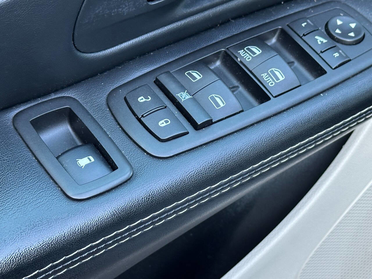 Used 2015 Chrysler Town & Country Limited image 10