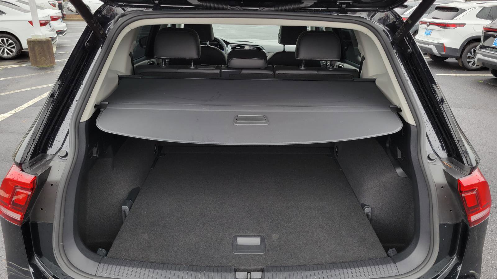 Used 2022 Volkswagen Tiguan SE w/ Panoramic Sunroof Package image 43