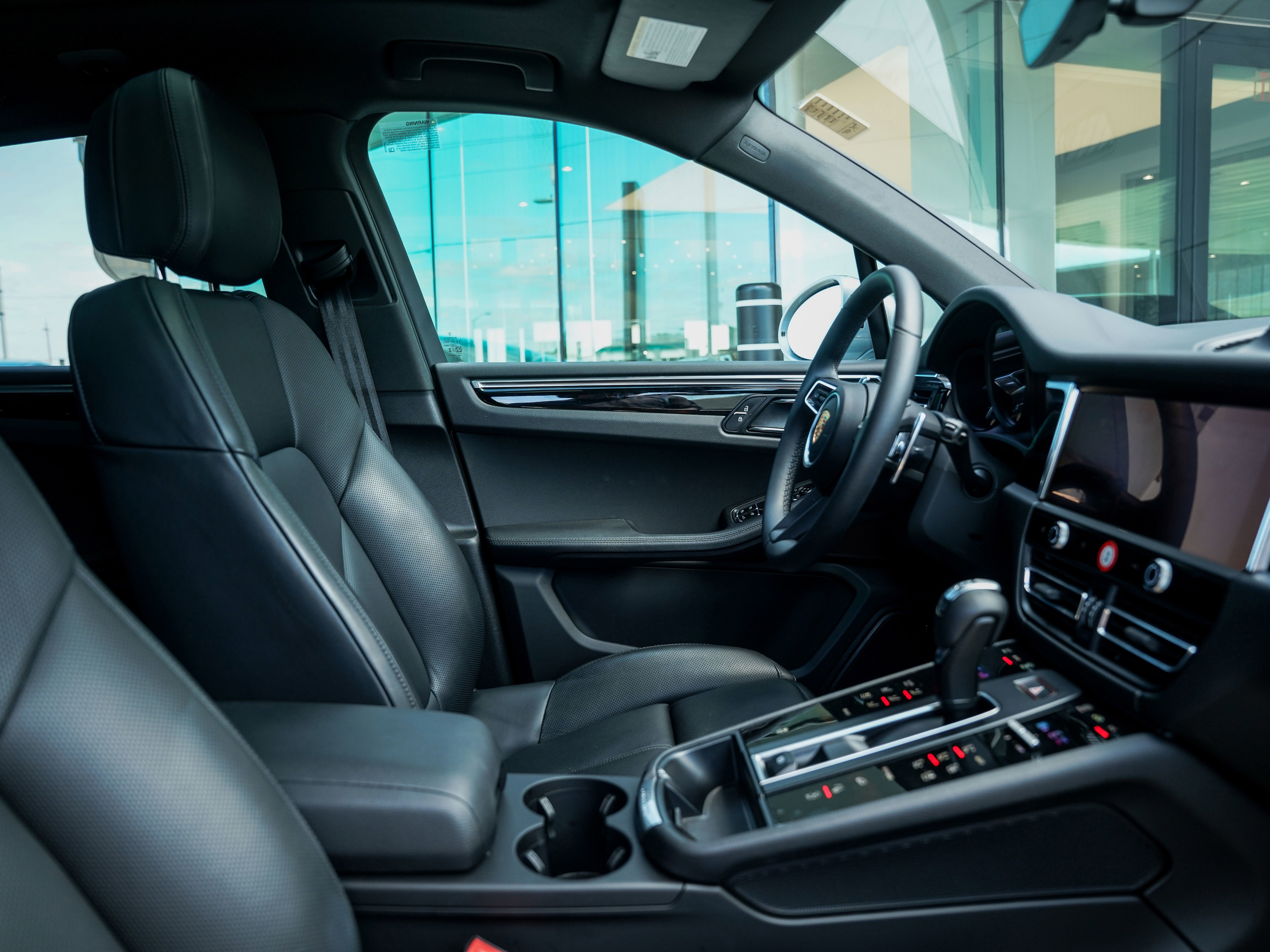 Certified 2025 Porsche Macan image 32