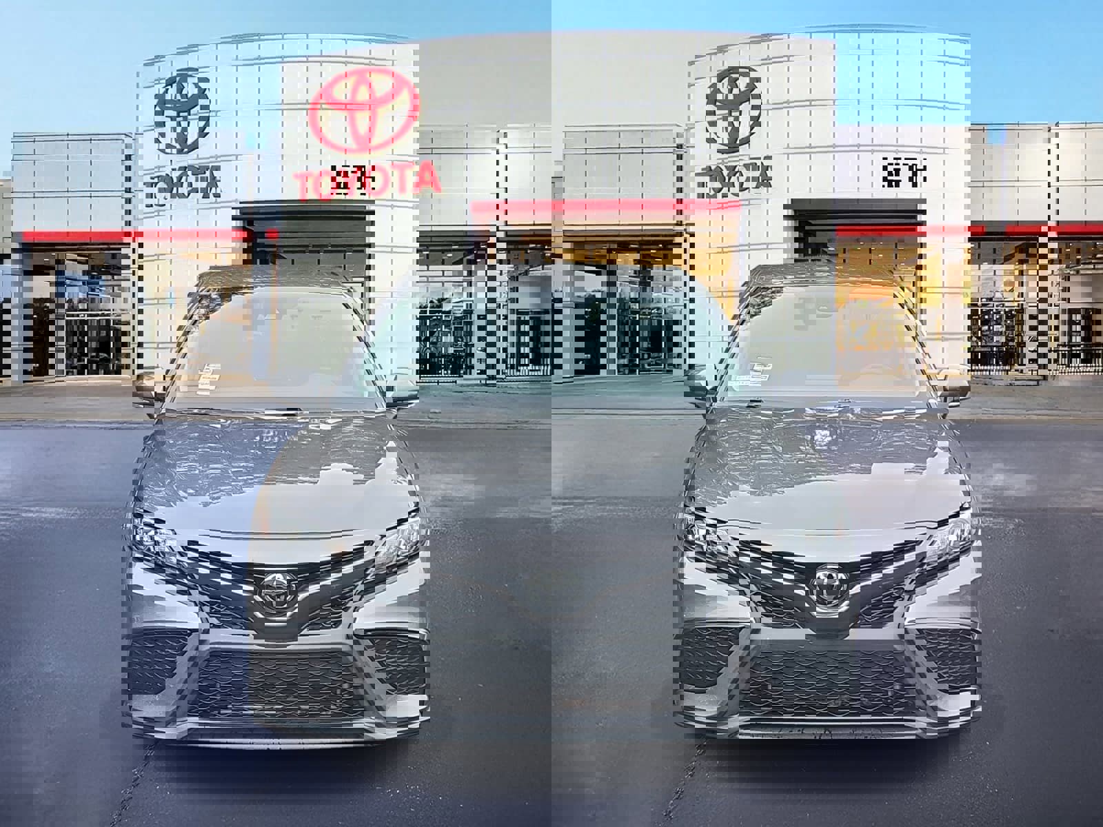 Used 2023 Toyota Camry SE image 2