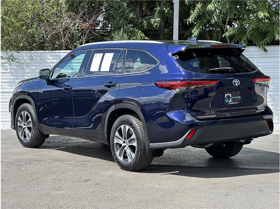 Used 2022 Toyota Highlander XLE AWD/4WD image 12