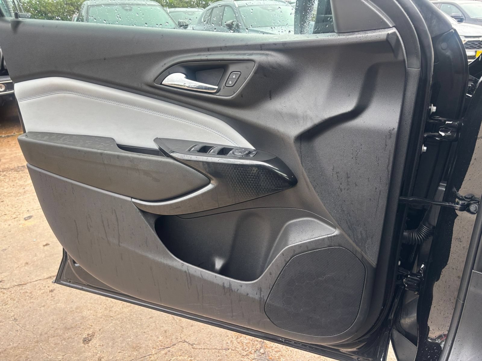 Used 2025 Chevrolet Trax LT FWD image 18