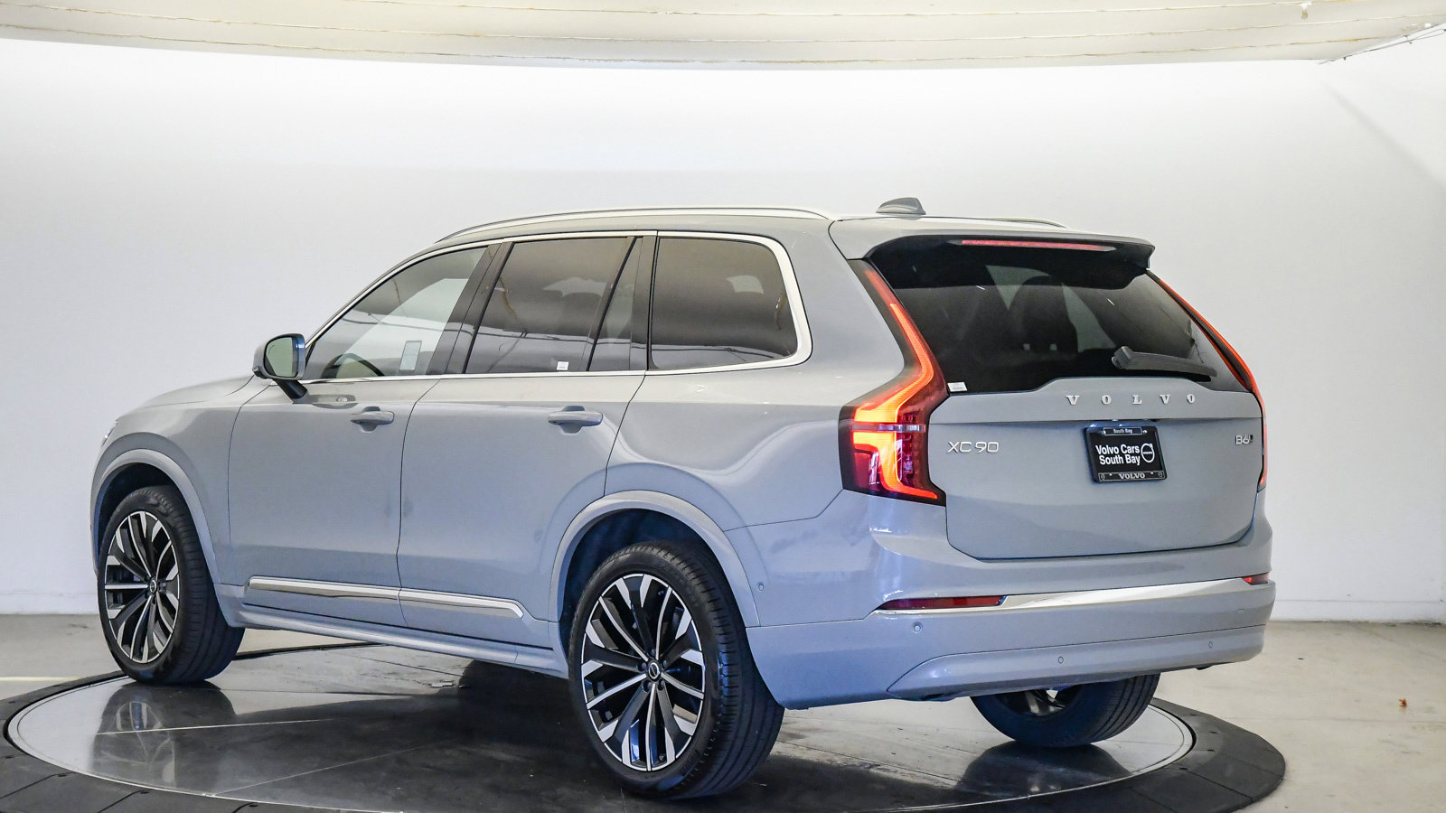 Certified 2026 Volvo XC90 B6 Plus AWD/4WD image 2