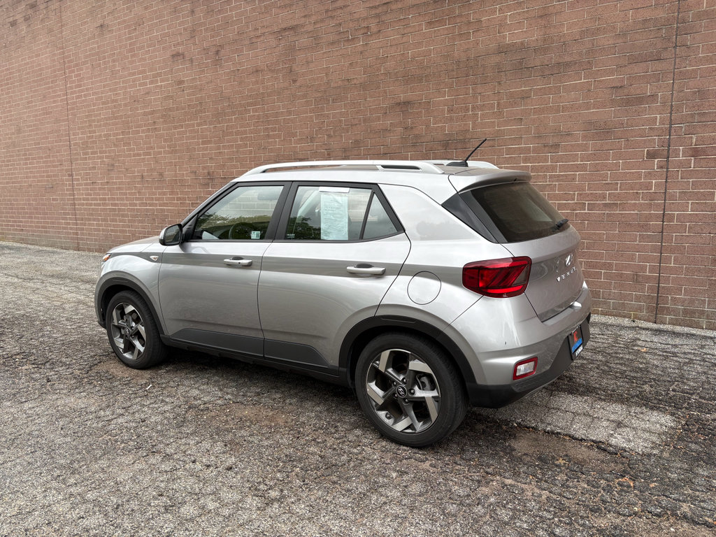 Used 2025 Hyundai Venue SEL FWD image 3