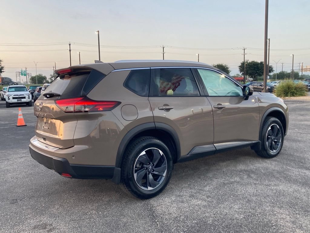 Used 2025 Nissan Rogue SV w/ SV Premium Package FWD image 5