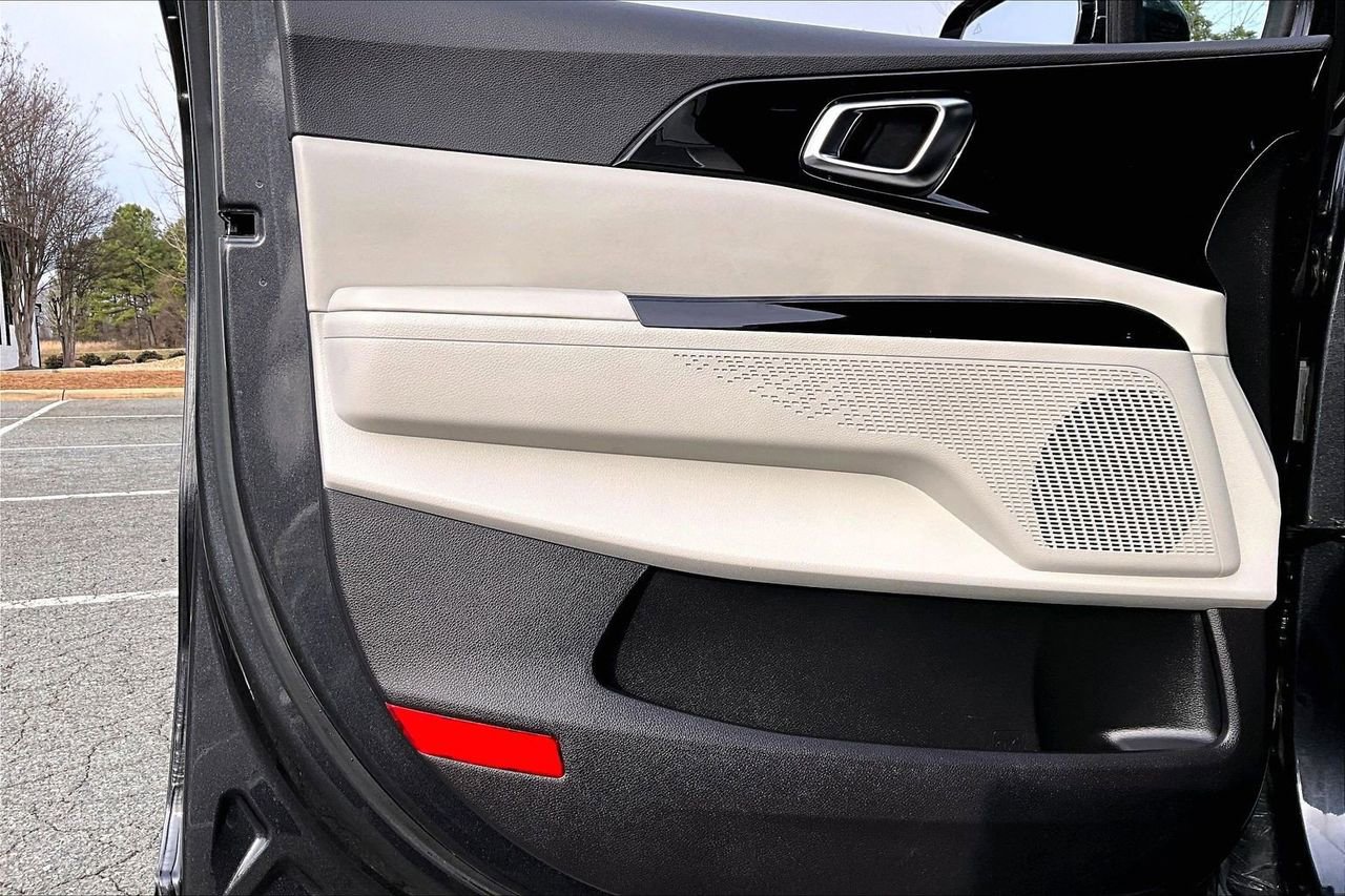 Used 2024 Kia Carnival EX image 27