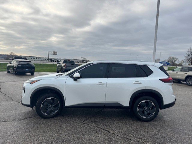 Used 2024 Nissan Rogue SV w/ SV Premium Package image 6