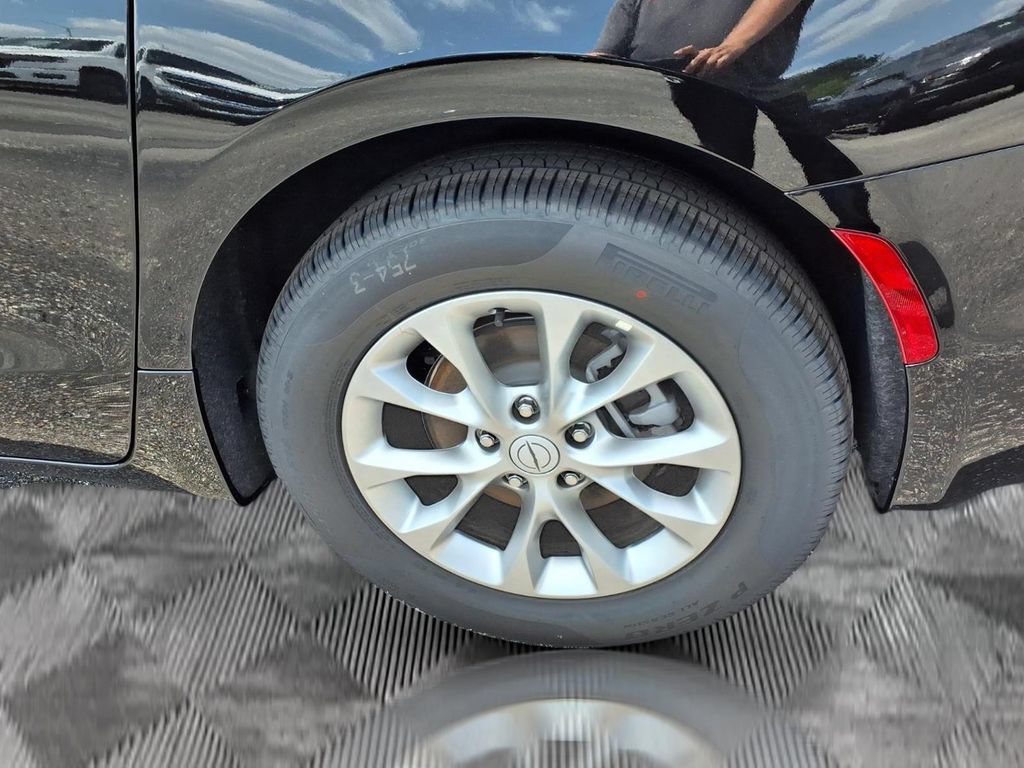 New 2026 Chrysler Pacifica Limited w/ Uconnect Theater Family Group FWD image 25