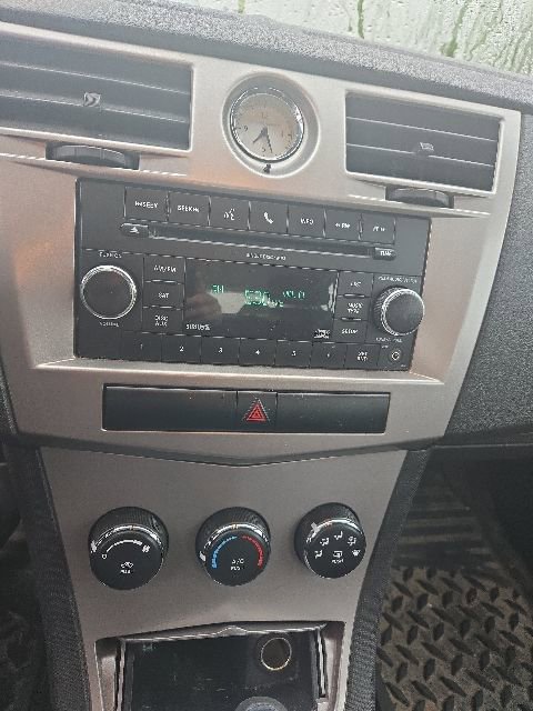 Used 2010 Chrysler Sebring Touring FWD image 7