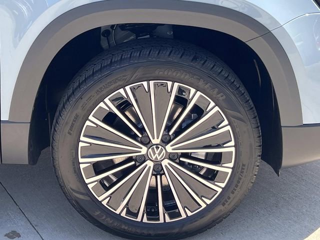 New 2026 Volkswagen Taos SE FWD image 3