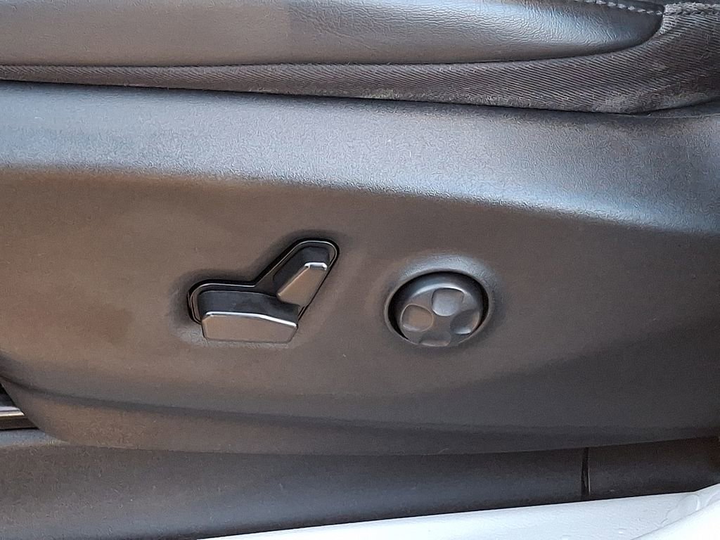 Used 2023 Chrysler Pacifica Touring-L FWD image 11