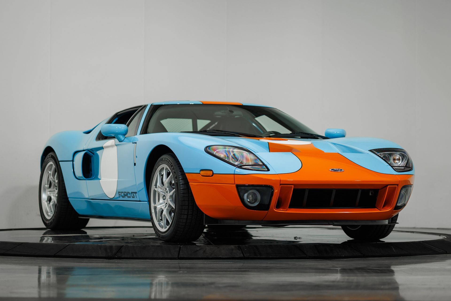Used 2006 Ford GT RWD image 42