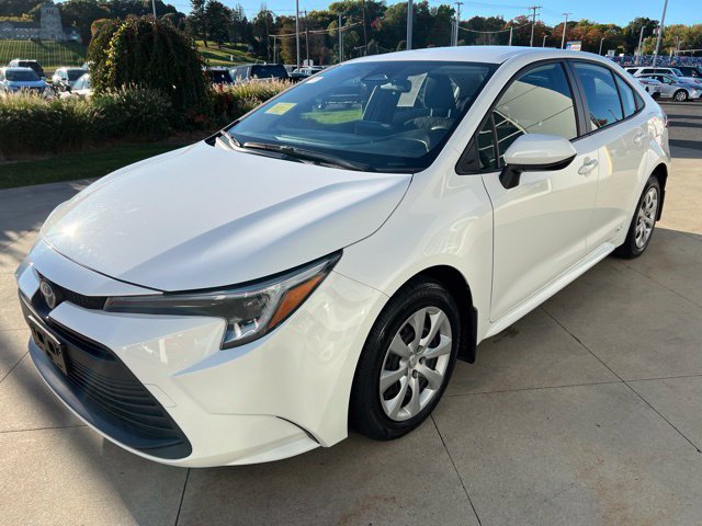 Used 2025 Toyota Corolla LE AWD/4WD image 3