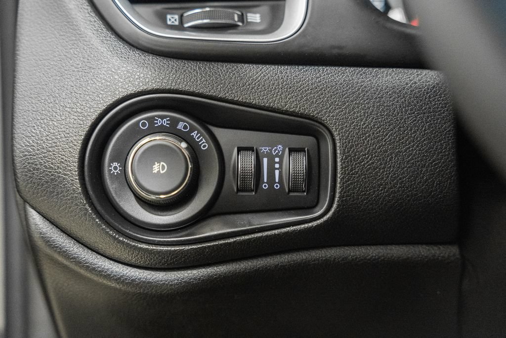 Certified 2018 Jeep Renegade Latitude AWD/4WD image 36