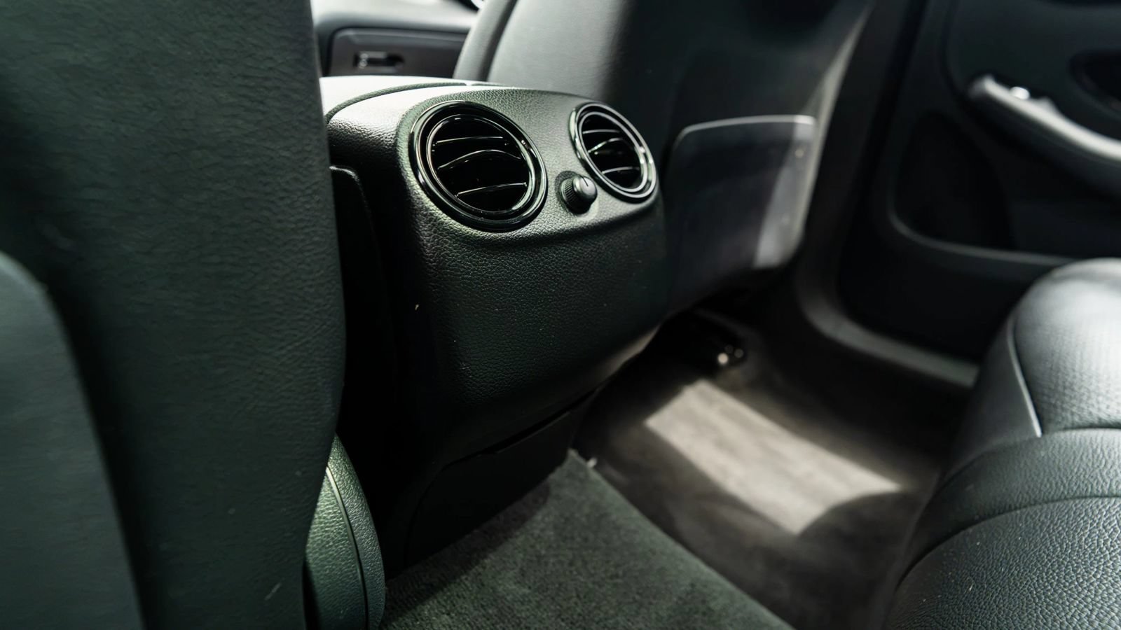 Used 2019 Mercedes-Benz GLC 300 4MATIC w/ Premium Package image 30
