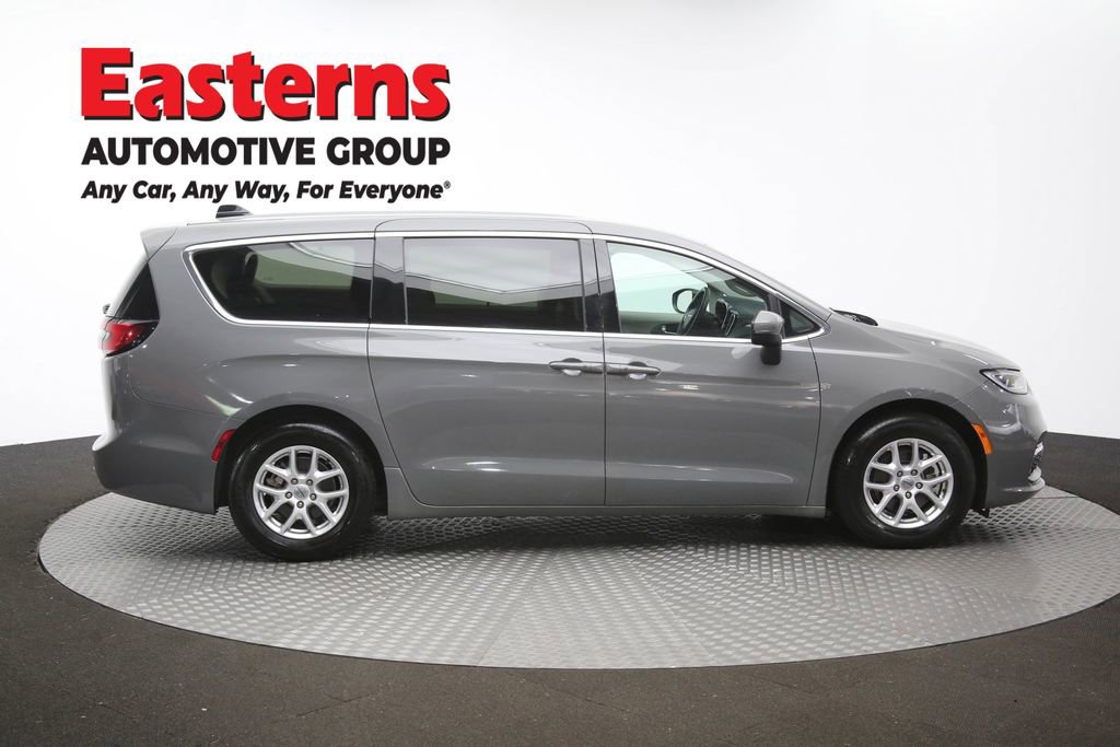 Used 2023 Chrysler Pacifica Touring-L FWD image 45