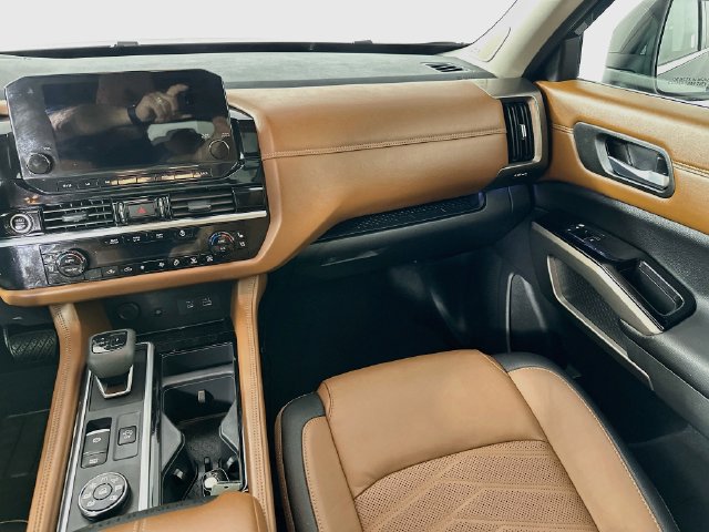 Used 2024 Nissan Pathfinder Platinum w/ Cargo Package AWD/4WD image 26