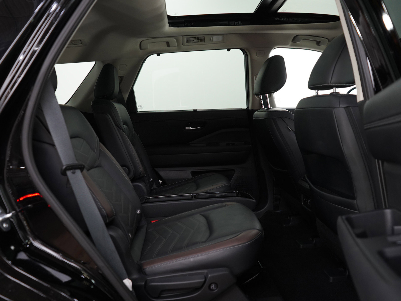 Used 2023 Nissan Pathfinder Platinum image 12