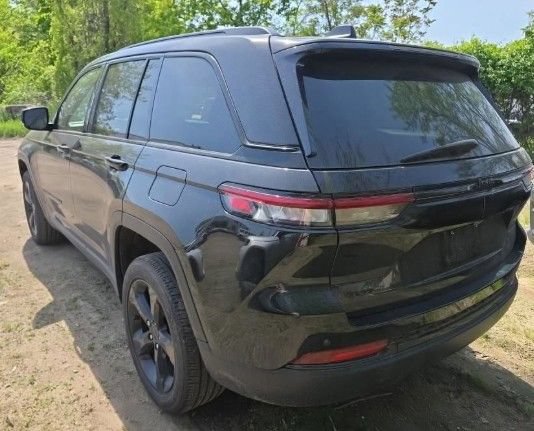Used 2023 Jeep Grand Cherokee Altitude AWD/4WD image 2