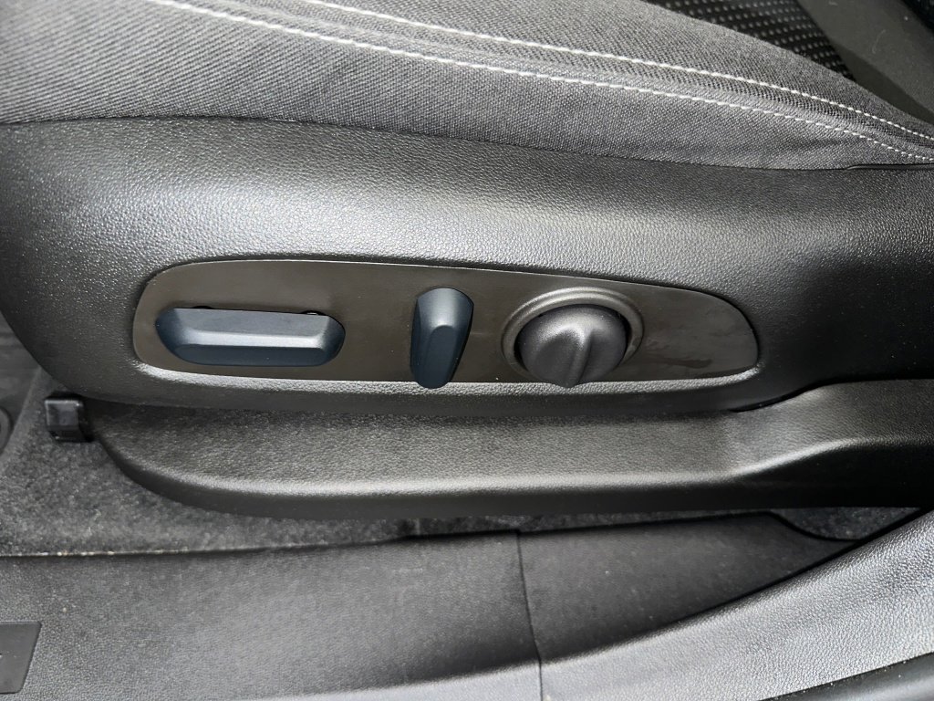 Used 2022 GMC Terrain SLE w/ Driver Convenience Package image 3