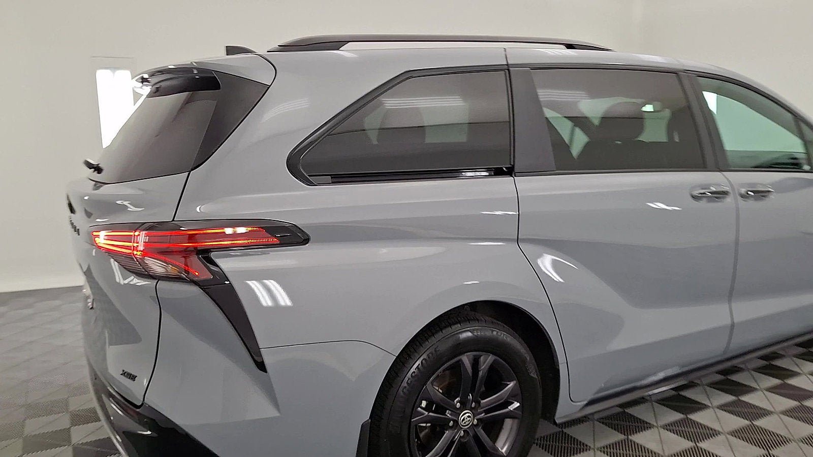 Used 2025 Toyota Sienna XSE w/ XSE Premium Package AWD/4WD image 4