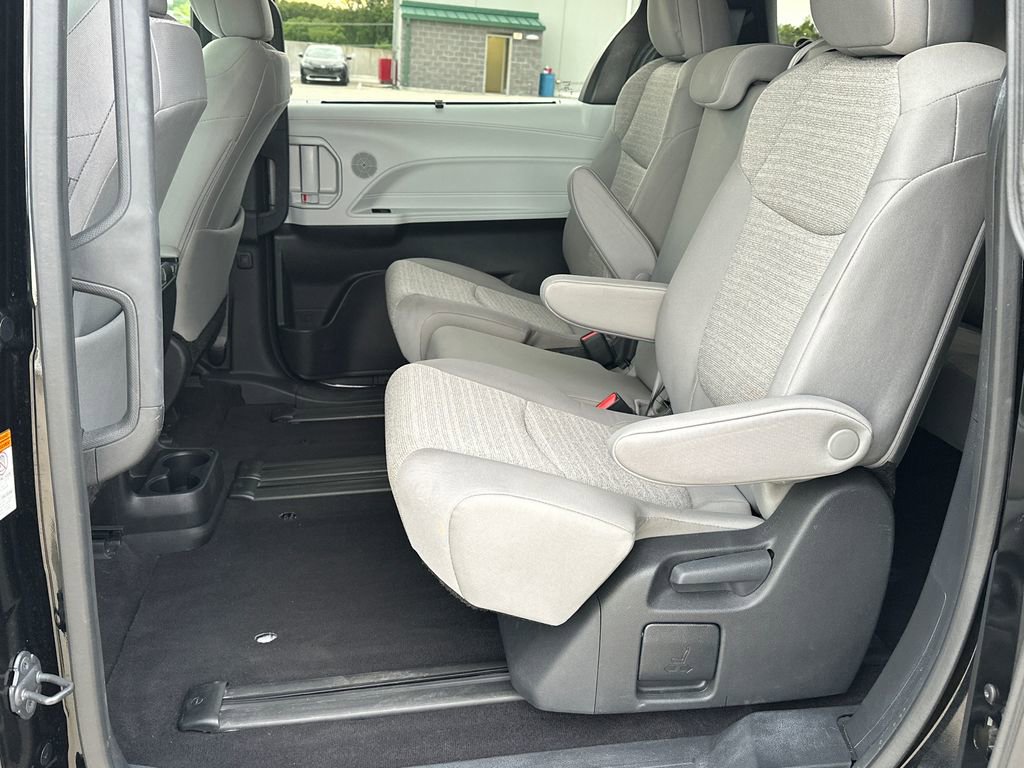 Used 2025 Toyota Sienna LE FWD image 9